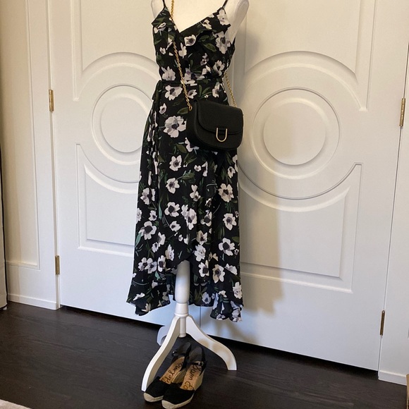 New BEBE floral wrap dress with pockets - Picture 2 of 5
